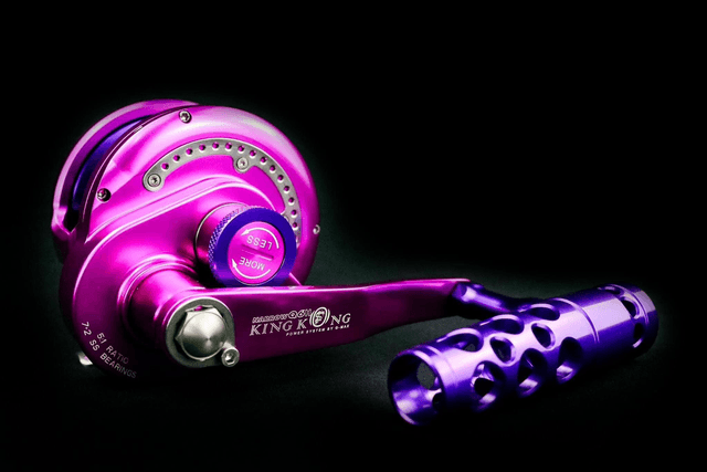 Moulinet KING KONG 2024 (BLACK GOLD / PINK VIOLET)