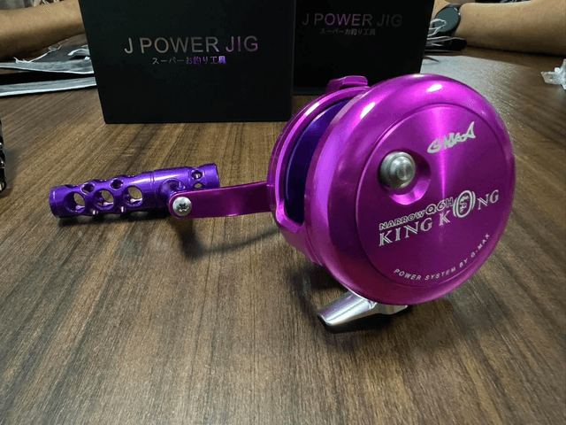 Moulinet KING KONG 2024 (BLACK GOLD / PINK VIOLET)